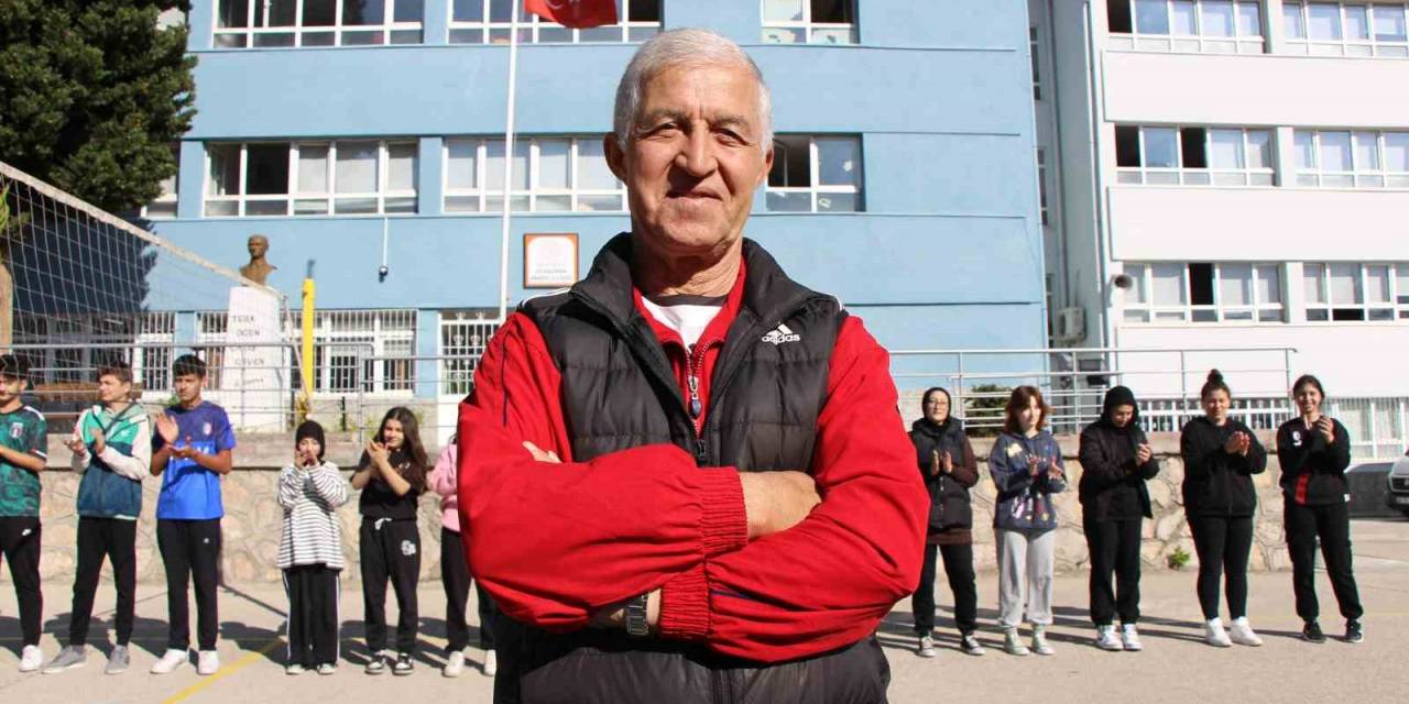 42 Yıl Aynı Okulda Görev Yapan ’nadir Hoca’ya Alkışlı Veda