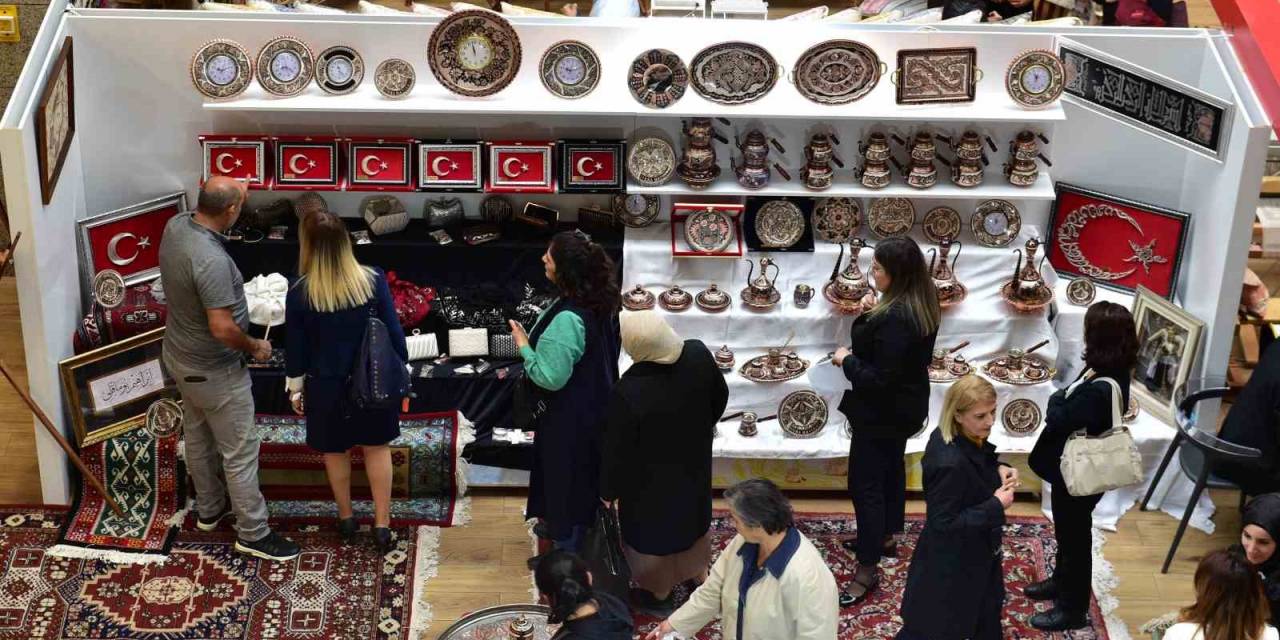 “Türkiye Cumhuriyeti’nin 100. Yılında 1000 Yıllık Hafıza” Sergisi Sanatseverlerle Buluştu