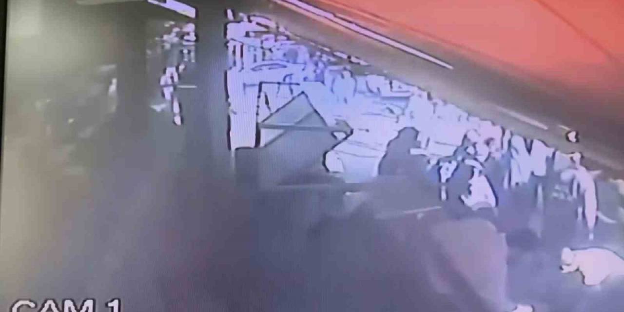 Sultangazi’de Dehşet: "Kargonuz Var" Diyerek Sokağa Çağırdığı Kadını Kurşunlayıp Kaçtı