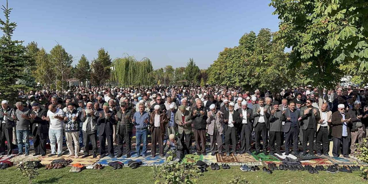 Filistin’de Hayatını Kaybedenler İçin Bin 500 Kişi Gıyabi Cenaze Namazı Kıldı