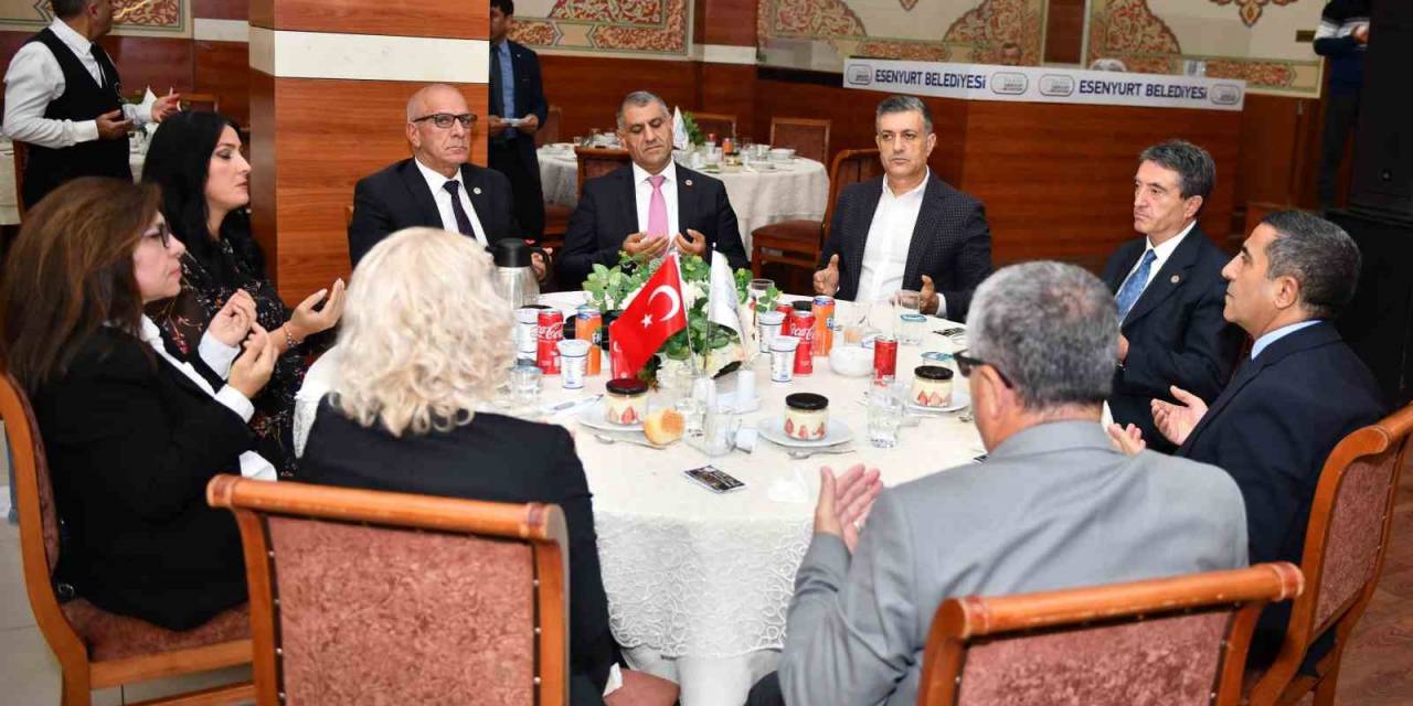 Esenyurt Belediye Başkanı Deniz Bozkurt, Muhtarlarla Bir Araya Geldi