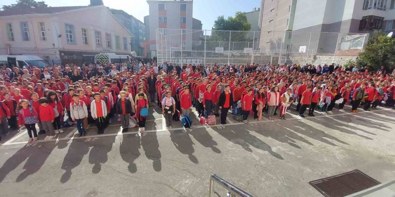 Okul Çıkışı Öğrencilerden Gazze’de Ölenler İçin 1 Dakikalık Saygı Duruşu