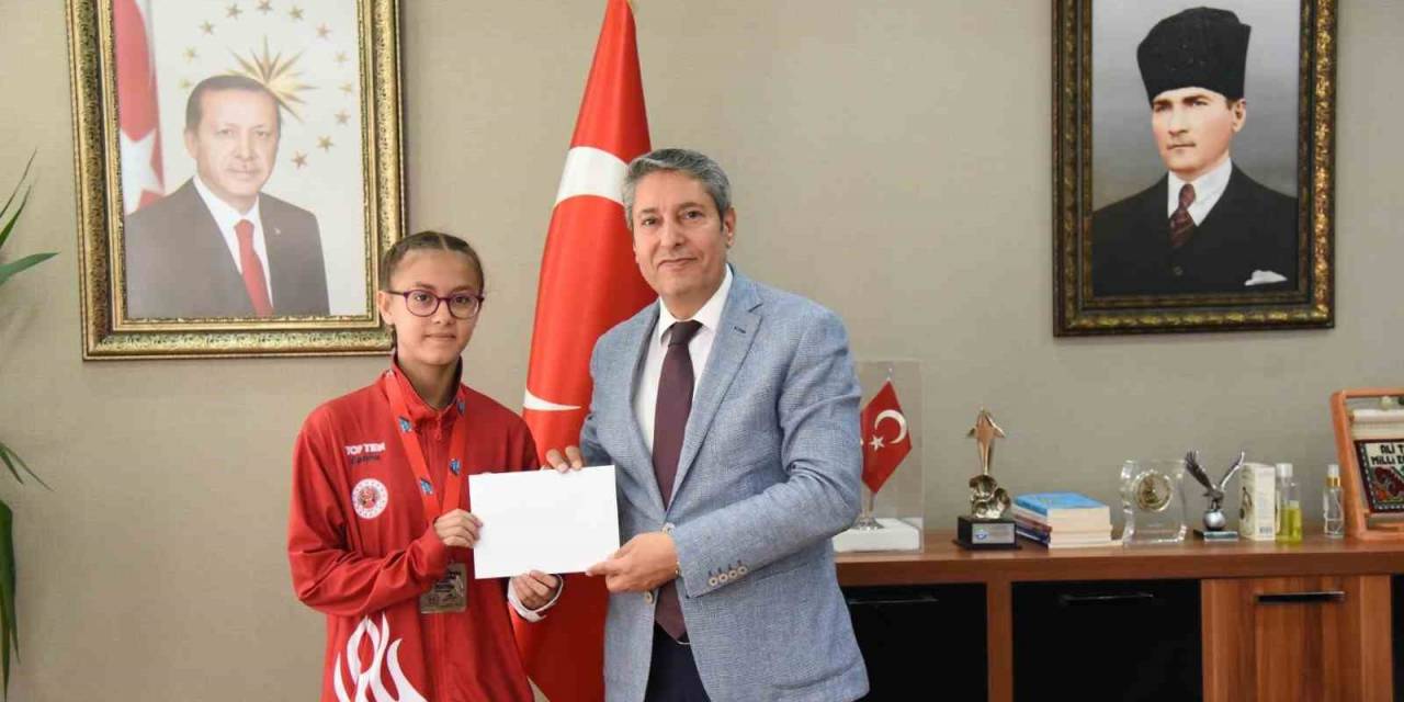 Şampiyon Öğrencilerden Milli Eğitim Müdürü Tatlı’ya Ziyaret