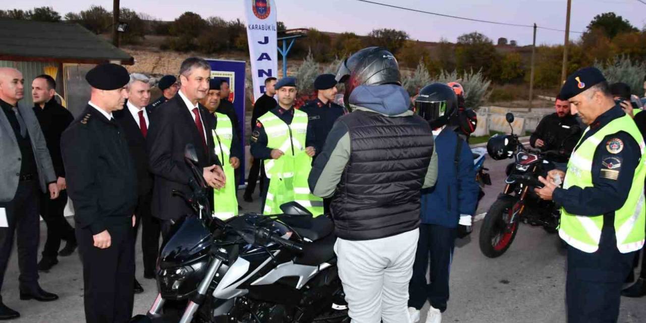 Karabük’te Sürücülere Reflektif Yelek Dağıtıldı