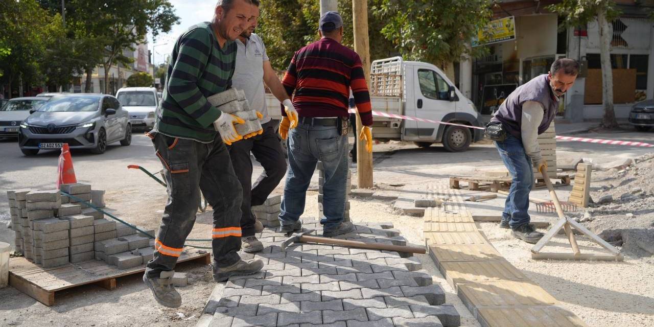 Kaldırım Düzenleme Çalışmaları Devam Ediyor