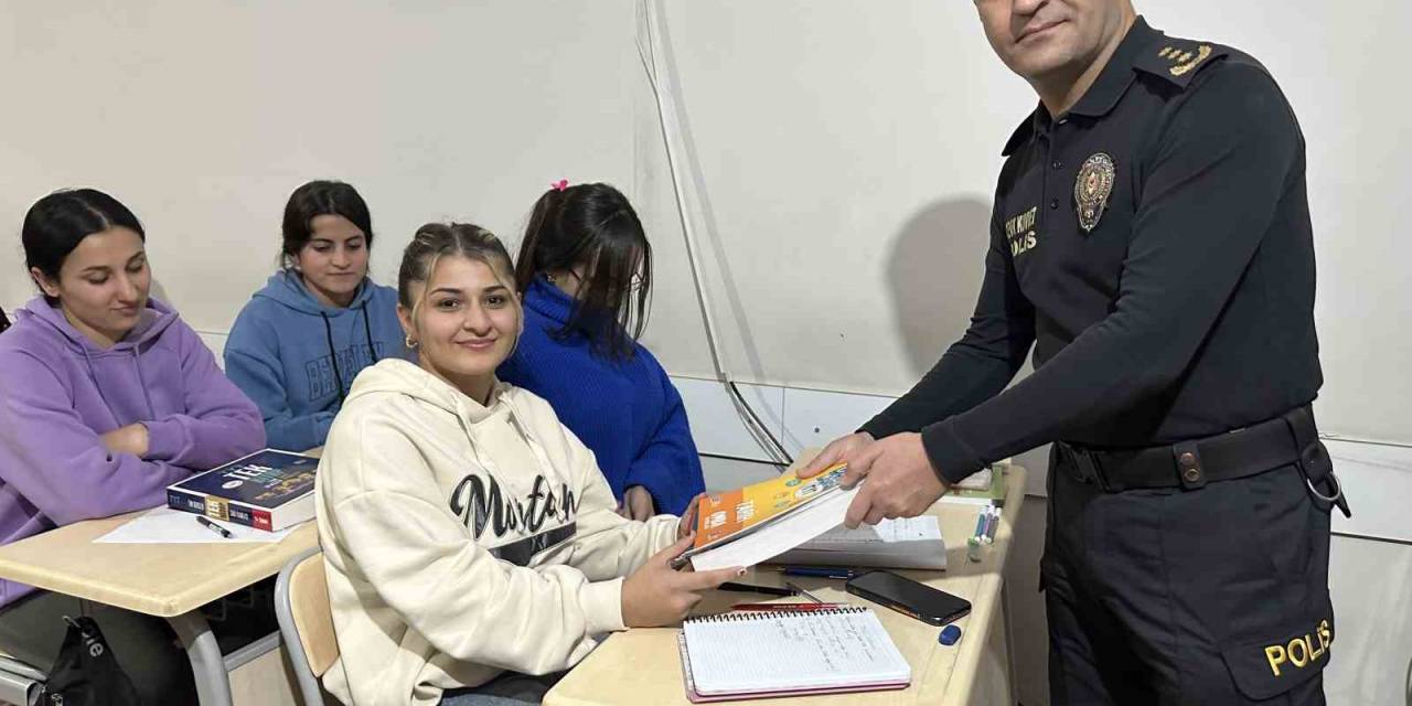 Yüksekova Polisinden Yks’ye Hazırlanan Öğrencilere Kitap Desteği