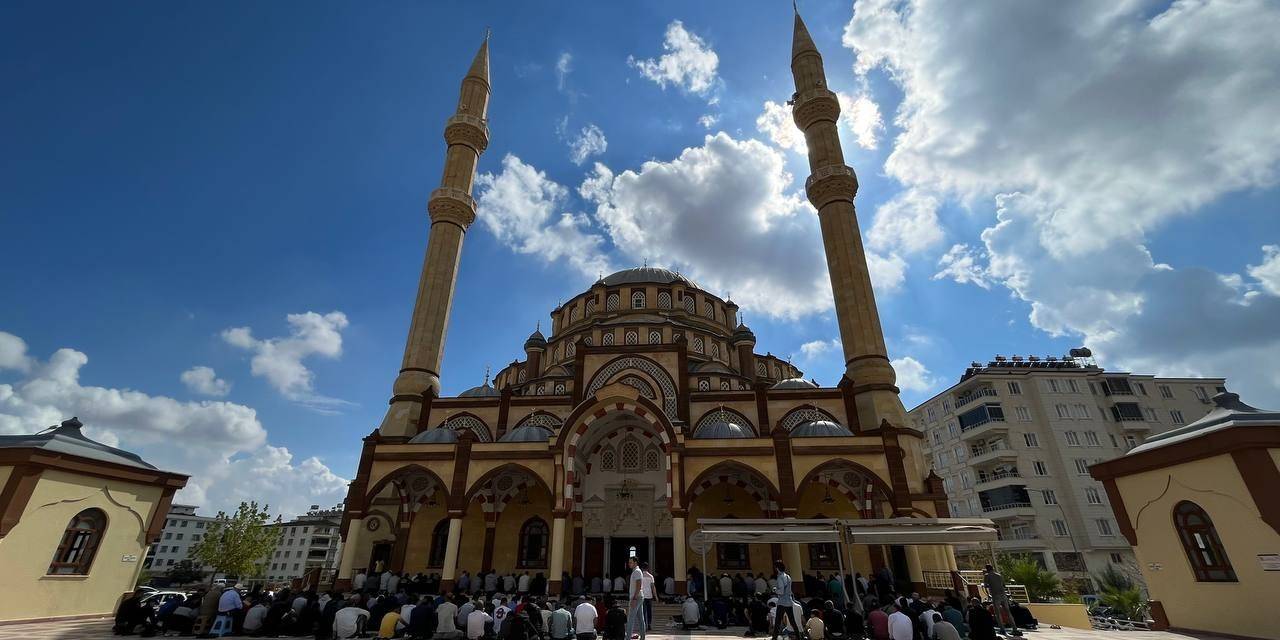 İsrail Saldırısında Hayatını Kaybeden Filistinliler İçin Gıyabi Cenaze Namazı