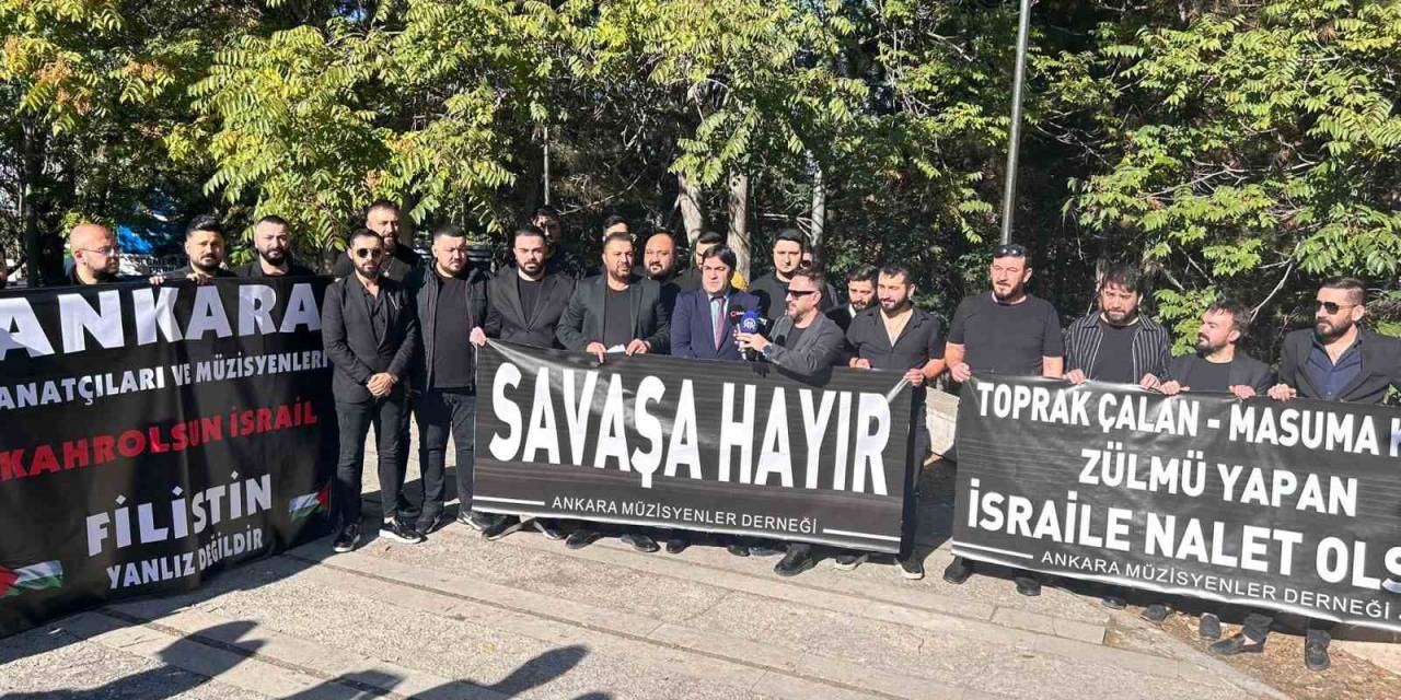 Ankaralı Müzisyenler İsrail Büyükelçiliği’ne Siyah Çelenk Bıraktı