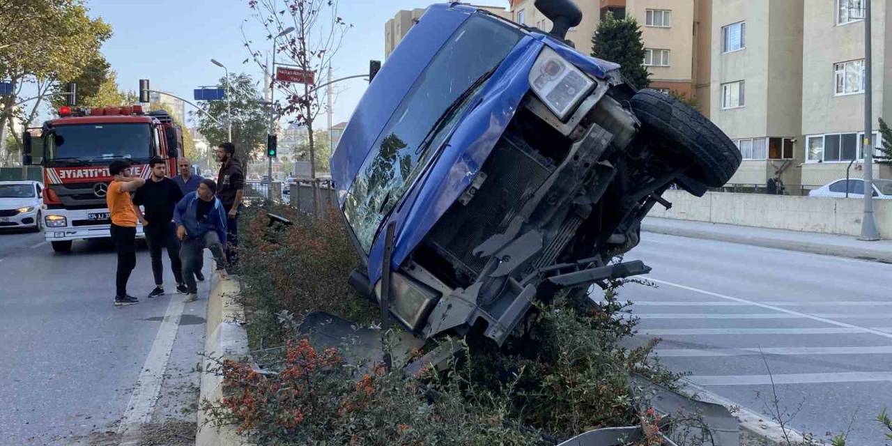 Kadının Yola Atlaması Üzerine Sola Kırınca Bariyerlere Çarptı: 1 Yaralı