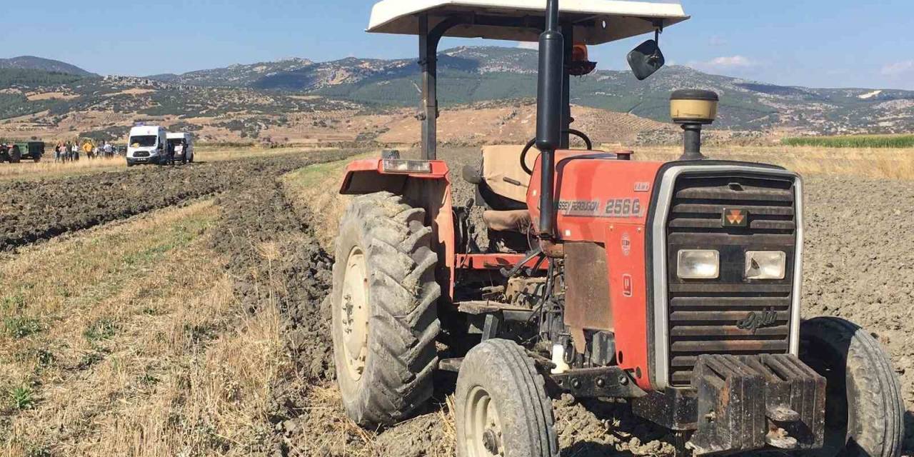 Burdur’da Tarla Sürerken Traktörden Düşen Çiftçi, Traktör Tekerinin Altında Kalarak Yaralandı