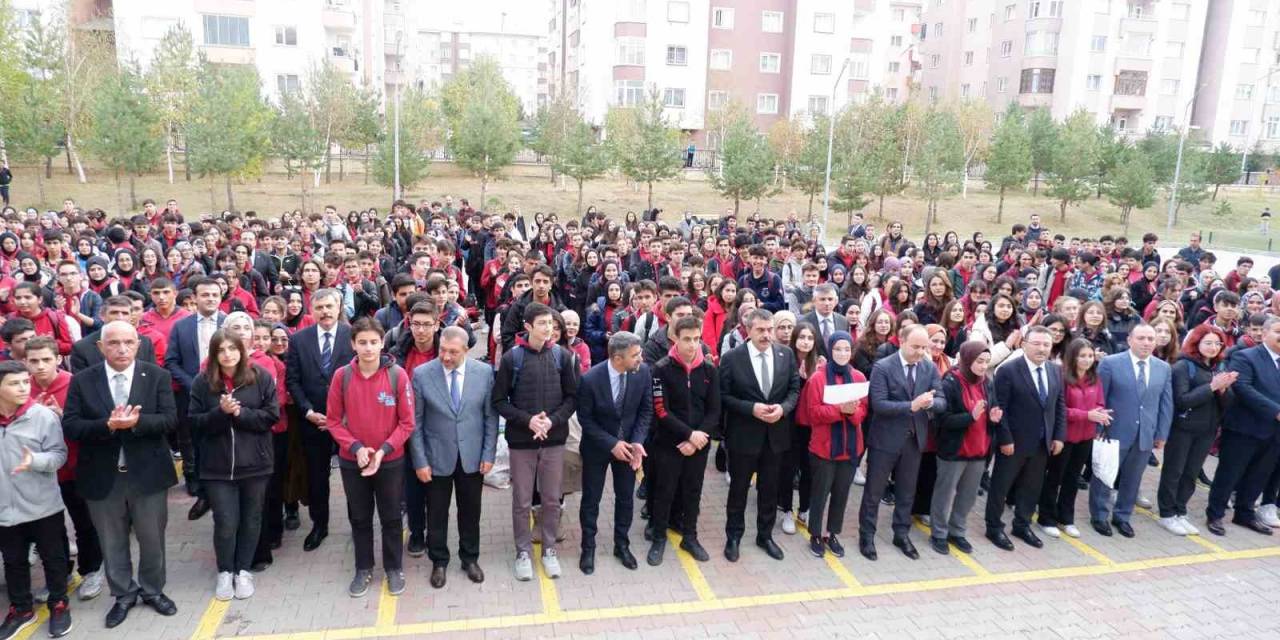 Bakan Tekin, Öğrencilerle Birlikte Şehit Filistinli Çocuklar İçin Saygı Duruşunda Bulundu