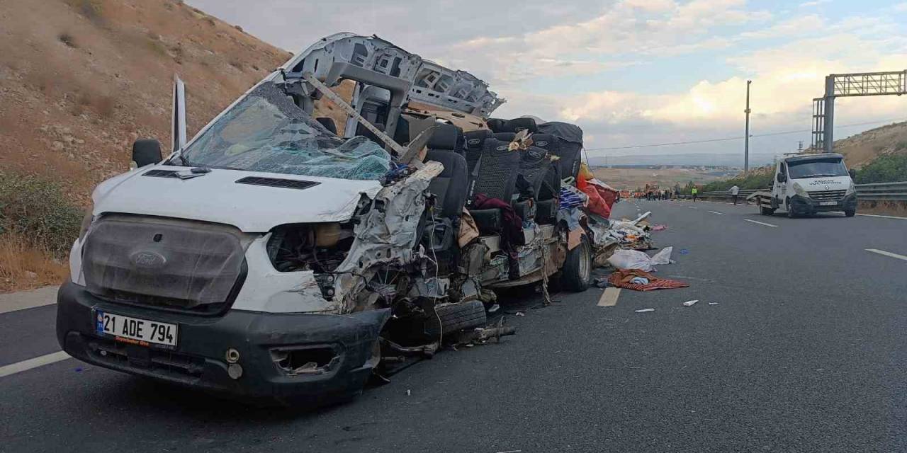Gaziantep - Şanlıurfa Otoyolu’nda Feci Kaza: 5 Ölü, 17 Yaralı