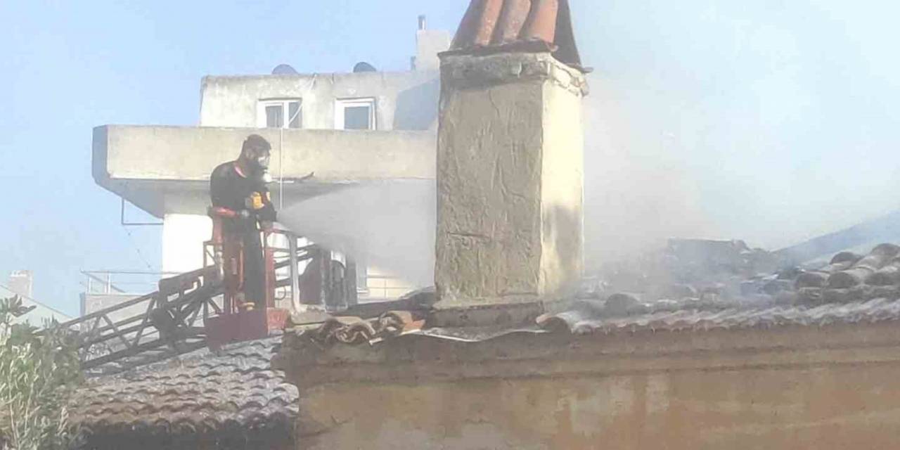 Bayramiç’te Tek Katlı Boş Ev Yanarak Kullanılamaz Hale Geldi