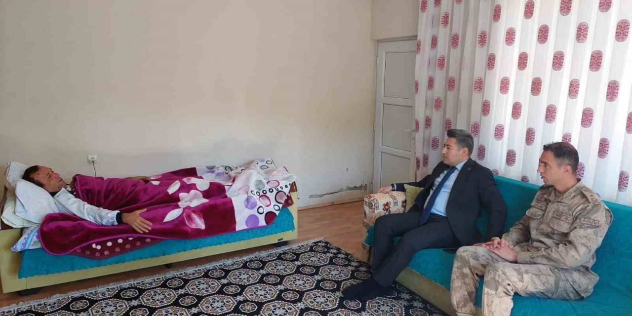 Kaymakam Özçelik, Yaralanan Güvenlik Korucusunu Evinde Ziyaret Etti