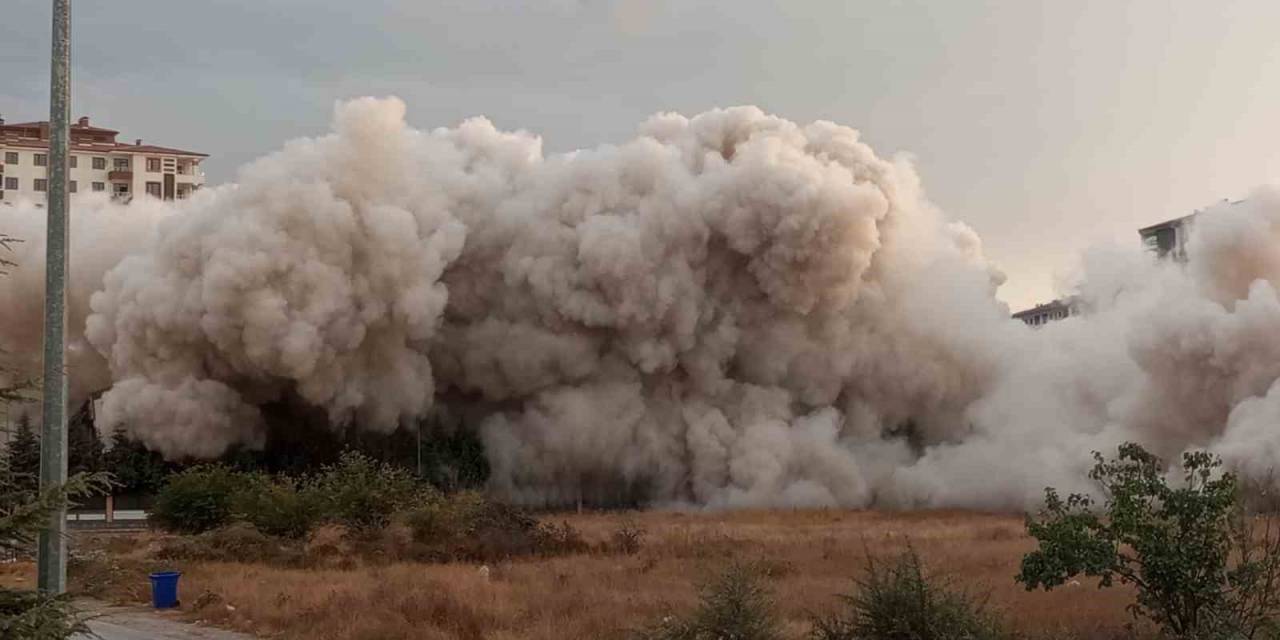 Ağır Hasarlı İki Blok 300 Kilo Patlayıcı Kullanılarak Yıkıldı