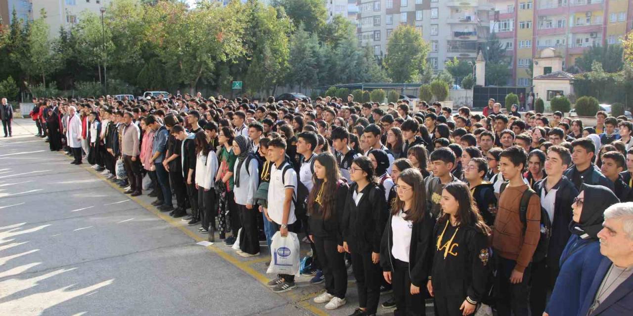 Batman’da Öğrenciler Filistin’de Hayatını Kaybedenler İçin Saygı Duruşuna Durdu