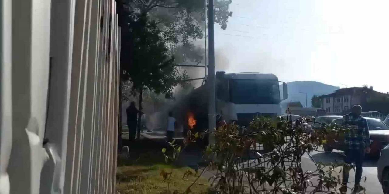 Seyir Halindeki Kamyonun Tekerinden Alevler Yükseldi