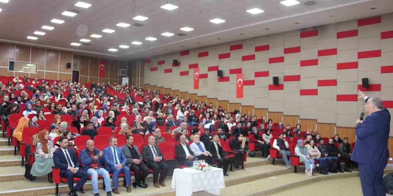 Ağrı’da “İnsan, İnsanın Gölgesinde Yetişir” Temalı Seminerler Gerçekleştirildi