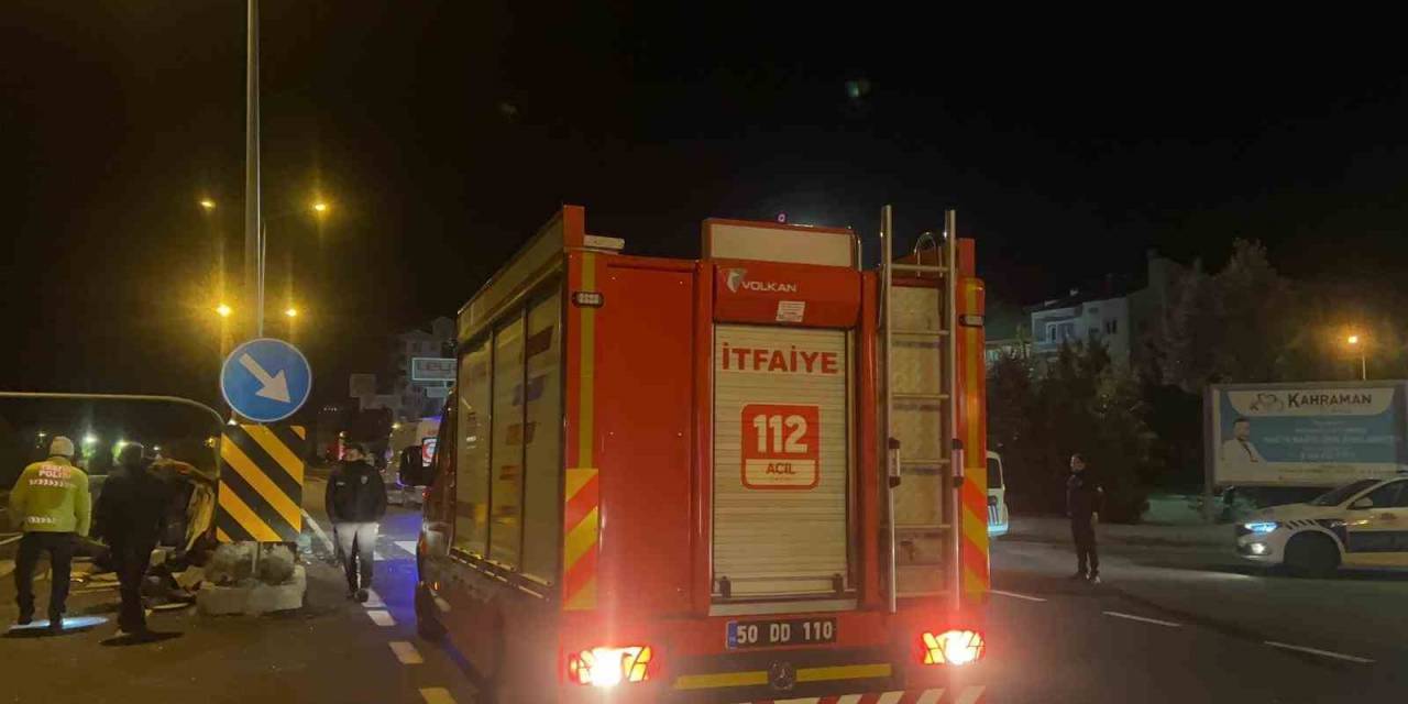 Takla Atan Otomobil Trafik Lambasına Çarparak Durabildi: 2 Yaralı