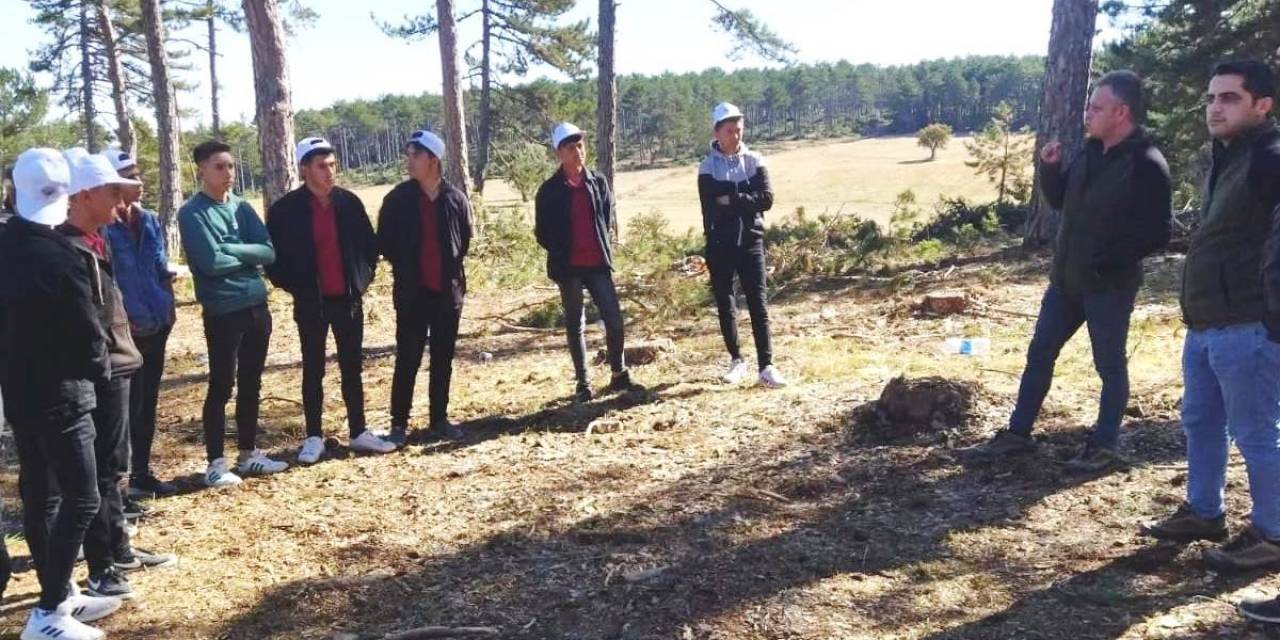 Aslanapa’da Lise Öğrencileri Ormanda Yapılan Çalışmalar Konusunda Bilgilendirildi