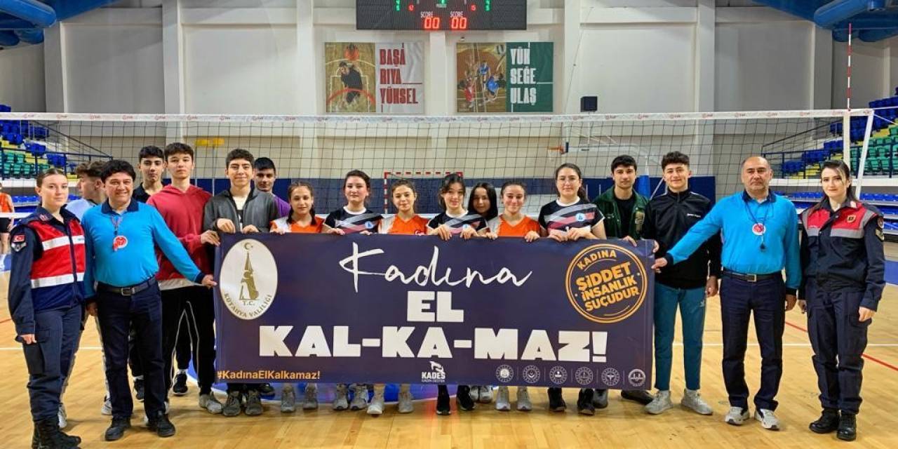 Kütahya’daki Voleybol Turnuvasında “Kadına El Kalkmaz" Pankartı Açıldı