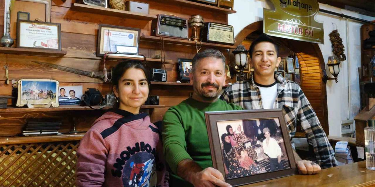 Tarih Kokan Kültür Evinde Vatandaşlar Nostaljiye Doyuyor