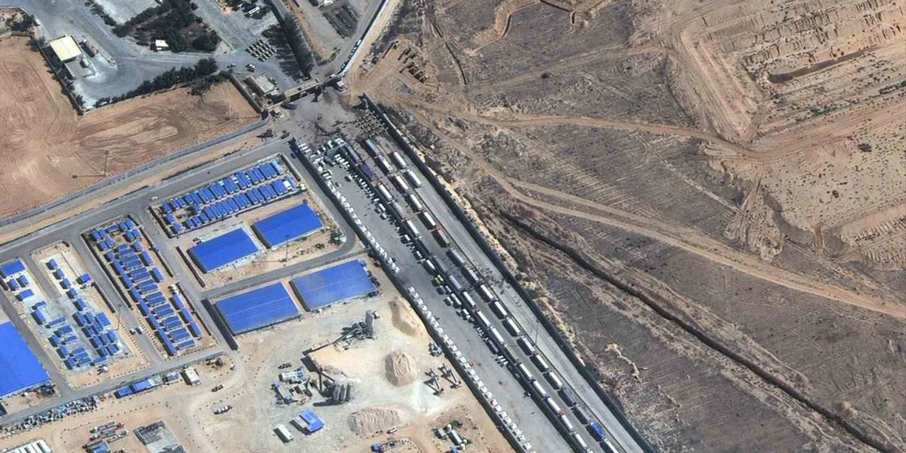 Refah Sınır Kapısı’nda Geçiş İzni Bekleyen Yardım Konvoyu Uydudan Görüntülendi