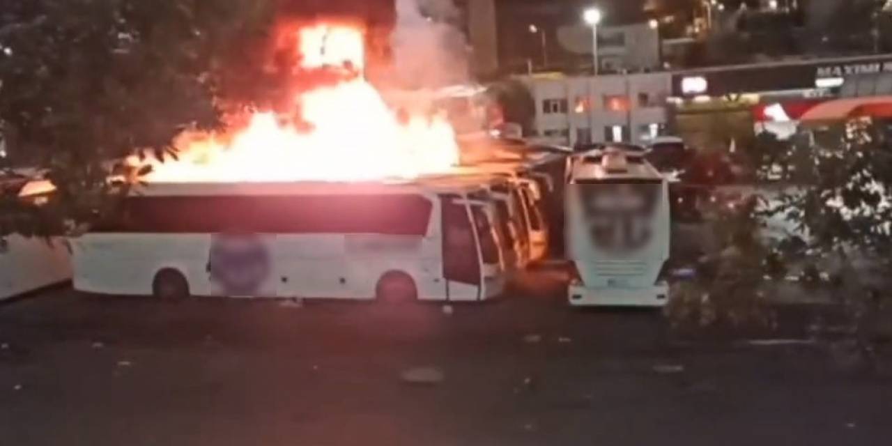 15 Temmuz Demokrasi Otogarı’nda Park Halindeki Otobüs Alev Alev Yandı