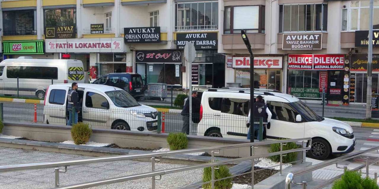 Alıkoydukları Kişiyi Gasp Eden 3 Kişi Yakalandı