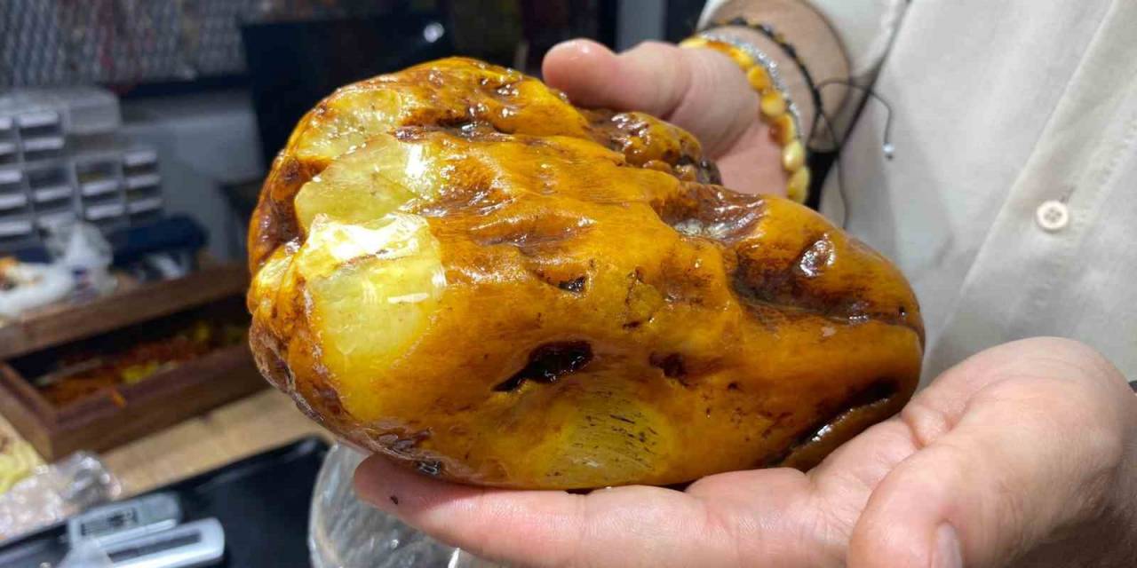 Elazığ’da 2 Bin Yıllık Kehribar Taşı Tespih Yapılması İçin Suda Bekletiliyor