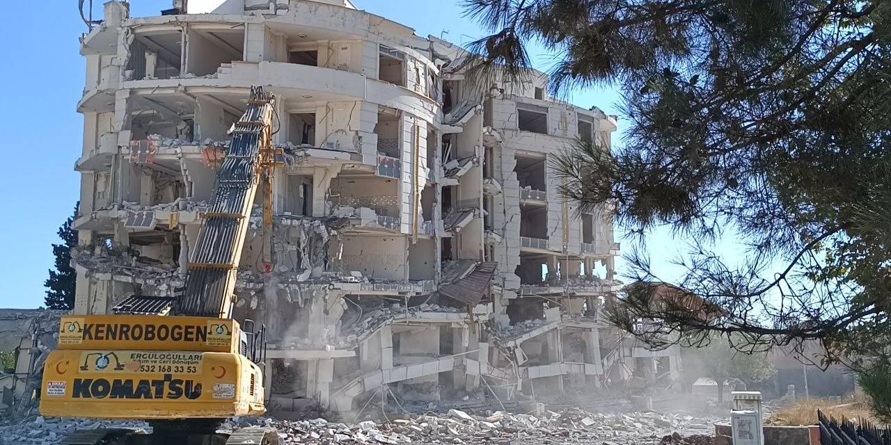 Beyaz Saray Apartmanı Kepçe İle Yıkılmaya Başlandı