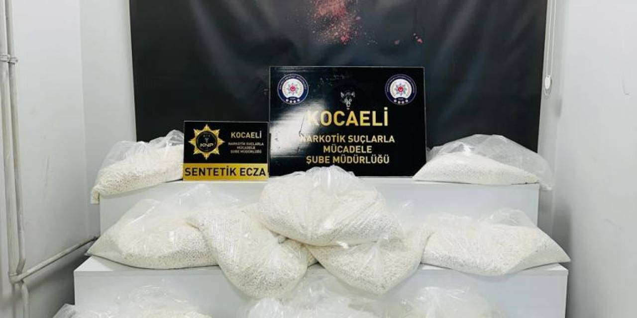 Kocaeli Tem Otoyolunda Durdurulan Tırda Zulalanmış 775 Bin Uyuşturucu Hap Ele Geçirildi