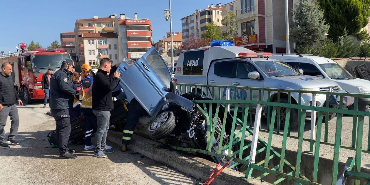 Su Kanalına Devrilen Otomobilin Sürücüsü Yaralandı