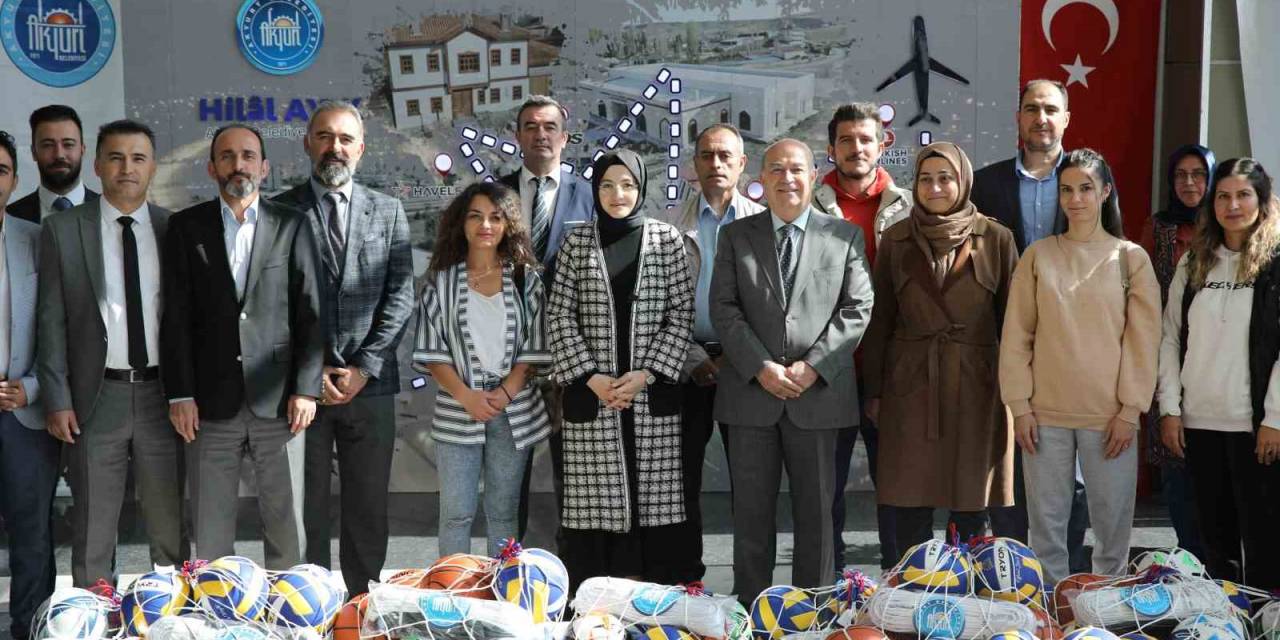 Başkan Ayık’tan Okullara Spor Malzemesi Desteği