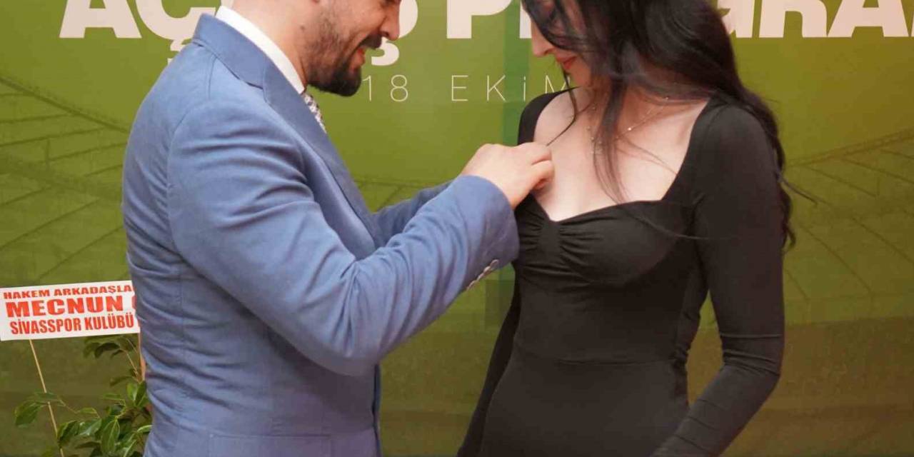 Kendisi Gibi Hakem Eşine Kokart Sürprizi