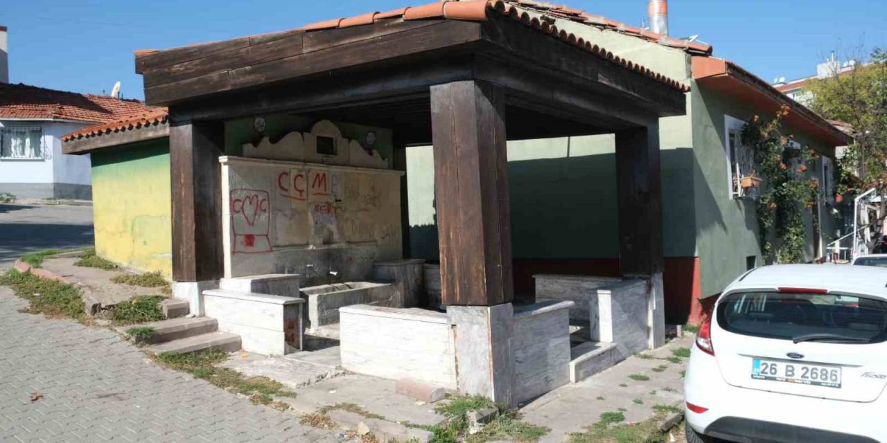 Vandallar Tarihi Çeşmeyi Hedef Aldı