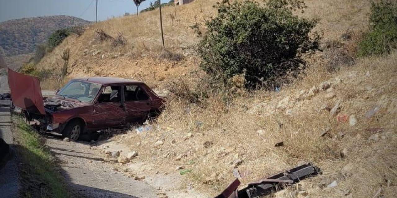 Kontrolden Çıkan Otomobil Kanala Düştü, 4 Kişilik Aile Yaralandı