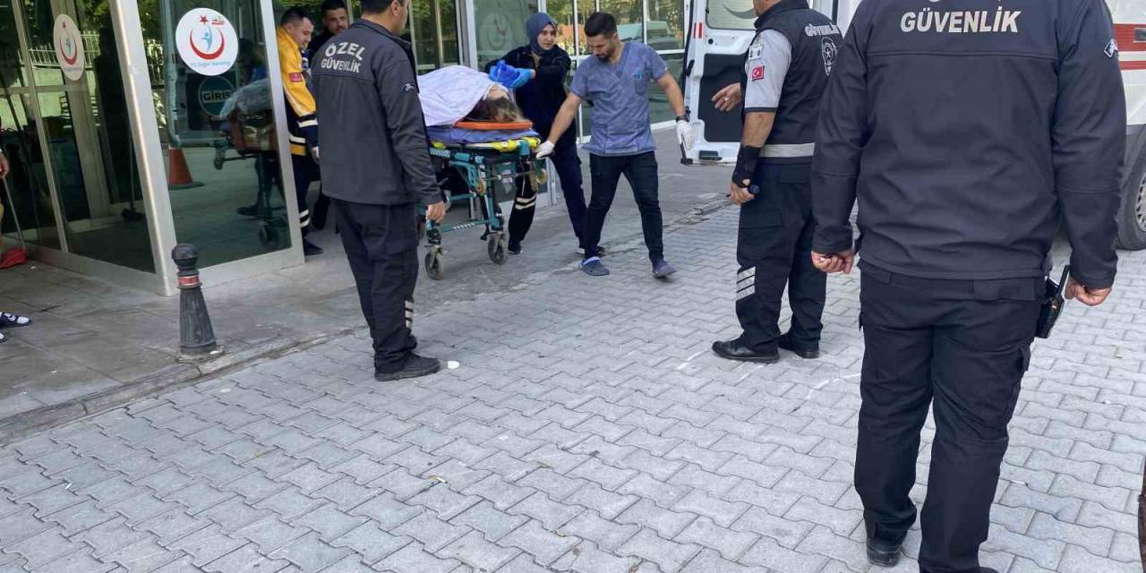 Konya’da Minibüs Bariyere Çarptı: 2 Yaralı
