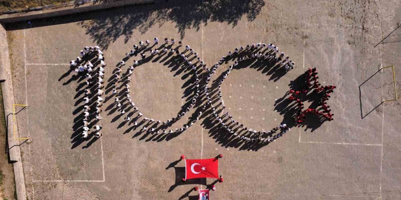 Yozgat’ta Öğrencilerden 100. Yıl Koreografisi