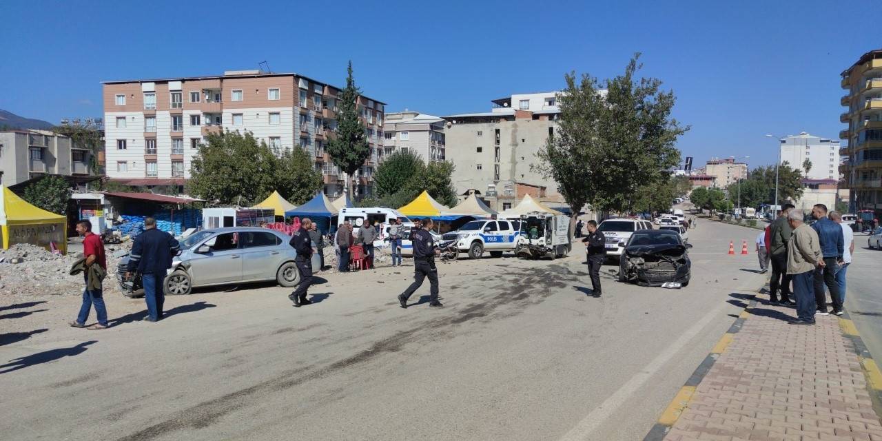 İki Otomobil Kavşakta Çarpıştı, 1 Sürücü Yaralandı