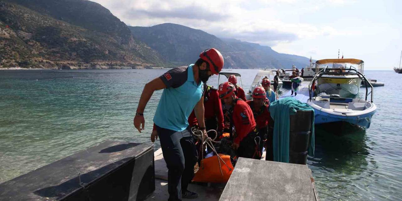 Fethiye’de Kayalıklara Düşen İngiliz Paraşüt Pilotu Öldü