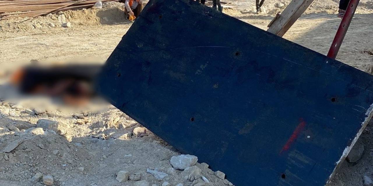 Üzerine Tonlarca Ağırlığındaki Demir Kalıp Düşen İşçi Hayatını Kaybetti