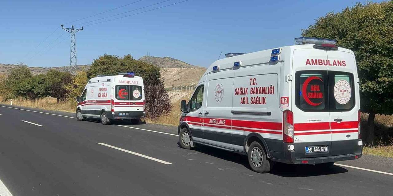 Hafif Ticari Refüje Çarptı: 4 Yaralı