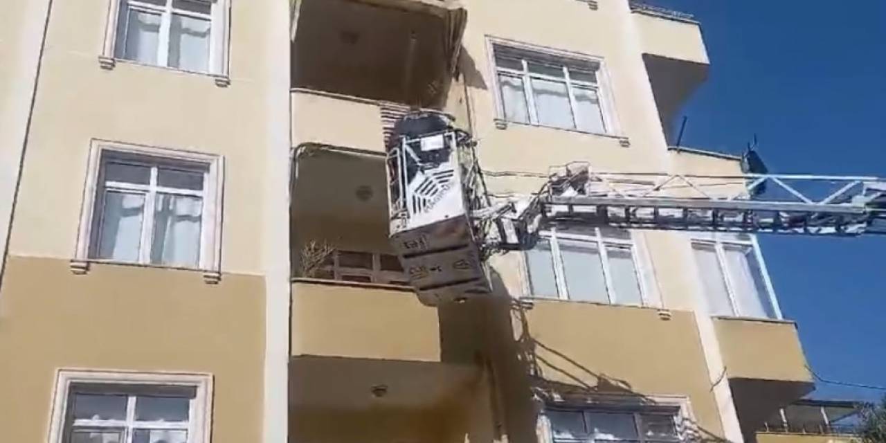 Kapıyı Açmayınca Balkondan Girdiler, Cesetle Karşılaştılar