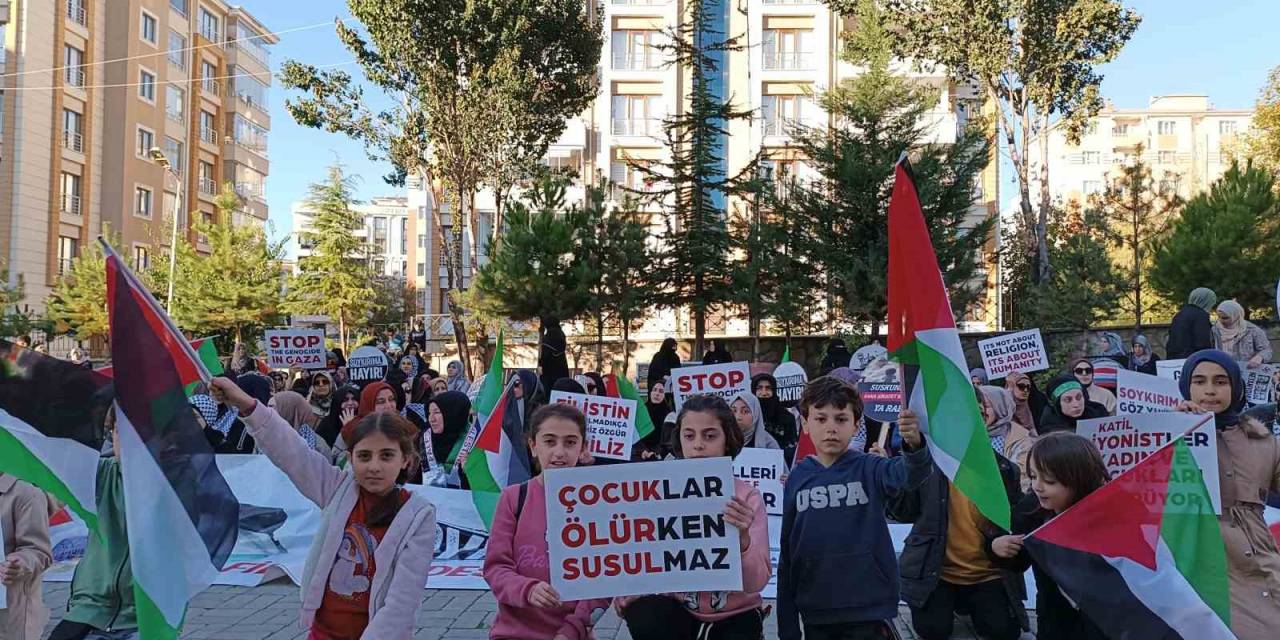 Vanlı Kadınlar Filistin’e Destek İçin ‘Sessiz Oturma Eylemi’ Başlattı