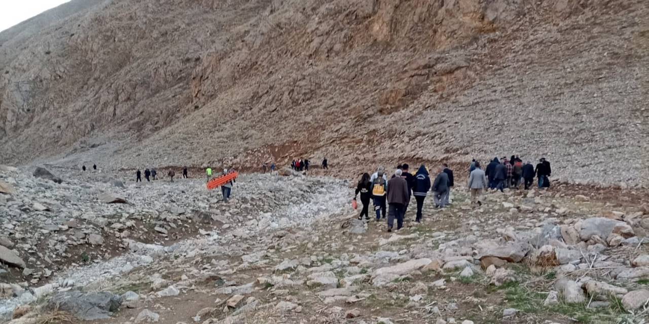 Van’da İş Makinesi Devrildi: 4 Yaralı
