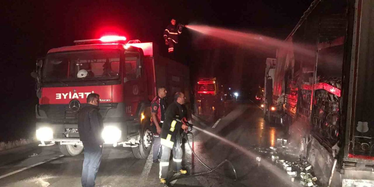 Burdur’da Seyir Halindeki Tırın Dorsesi Yandı