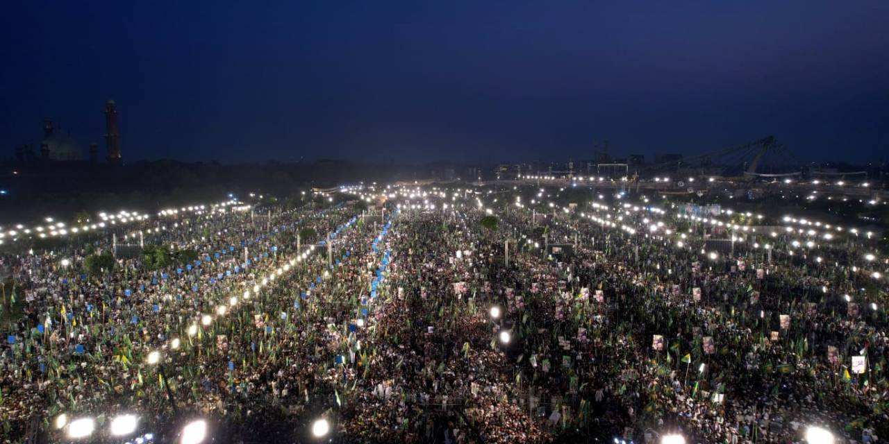 Pakistan’ın Sürgündeki Eski Başbakanı, Yüzbinlerin Katıldığı Mitingde Destekçilerine Seslendi