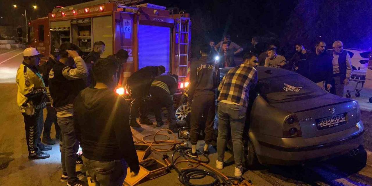 Kaza Yapar Sürücü Sıkıştığı Araçtan Güçlükle Çıkartıldı