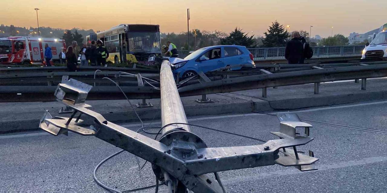 Bahçelievler’de İett Otobüsü Aydınlatma Direğine Çarptı, Devrilen Direk Hareket Halindeki Otomobilin Üzerine Düştü